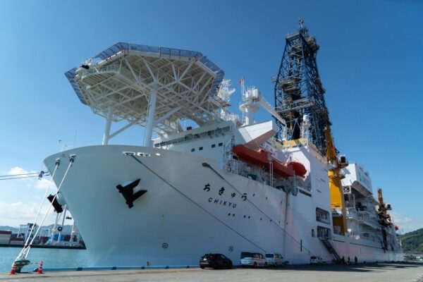 日本の深海探査船「ちきゅう」7906メートルの掘削に成功　世界記録を更新