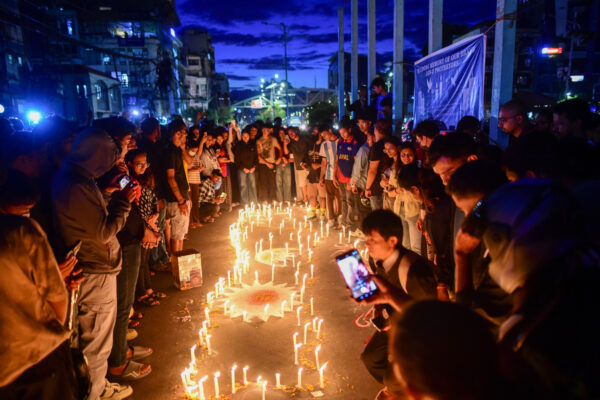 世界の出来事を写真で振り返る　ネパールのキャンドル追悼集会　「英国を一つに」集会　毎年恒例の「耕作競技会」
