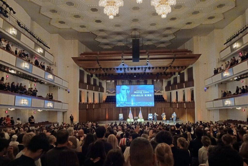 数千人がチャーリー・カークを追悼　祈りの集会　偉大な保守論客の遺志継ぐ誓い