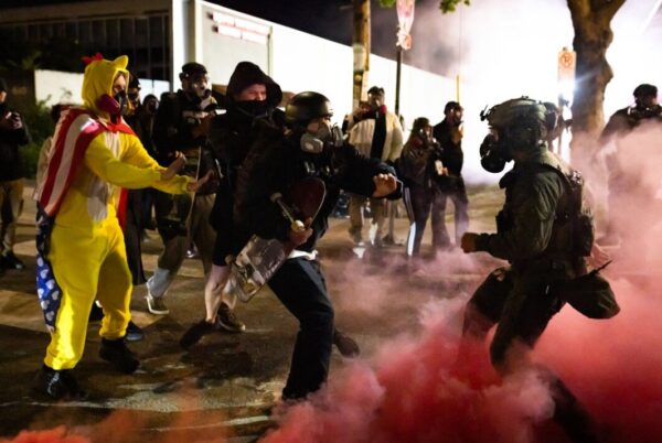 極左運動「アンティファ」の内実　反ファシズムを装う暴力的側面