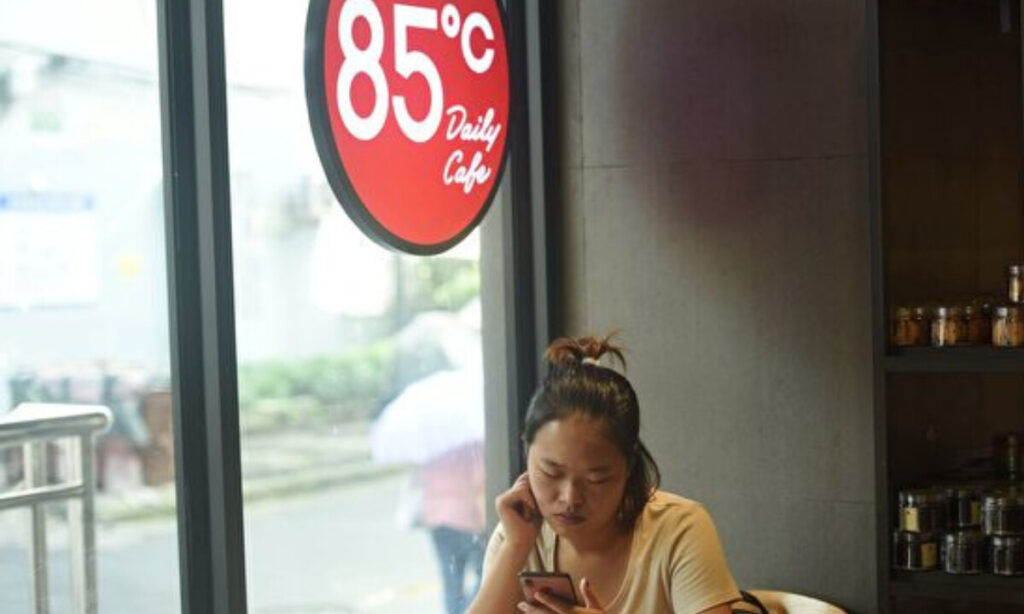 中国から撤退続く　台湾の国民的カフェ「85°C」