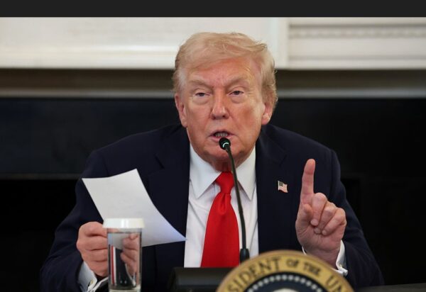 トランプ氏　極左「アンティファ」に襲撃された記者らと会談