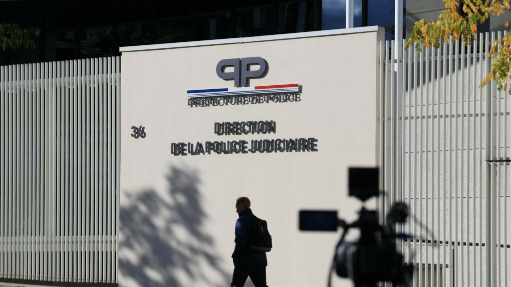 ルーブル美術館「世紀の大盗難事件」に進展　容疑者2人逮捕