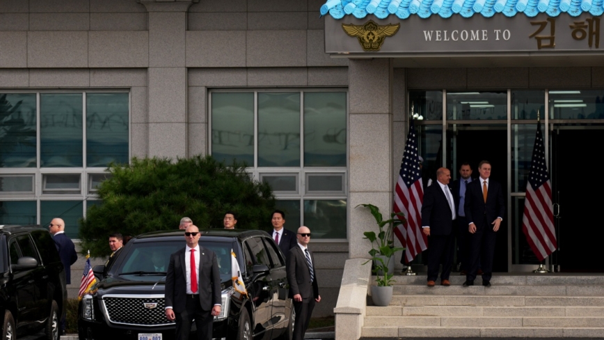 6年ぶりの再会時　笑うトランプ　無言の習近平