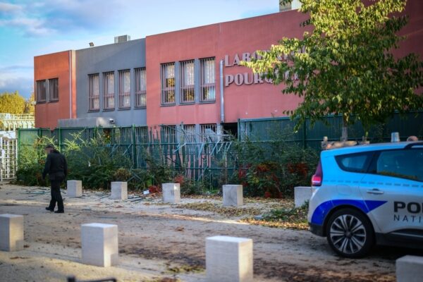 仏リヨンで武装グループが金塊強奪　爆発で5人軽傷　容疑者5人逮捕