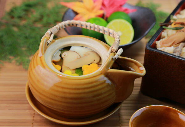 舞茸の土瓶蒸し：秋の森の香り、身も心も温まる