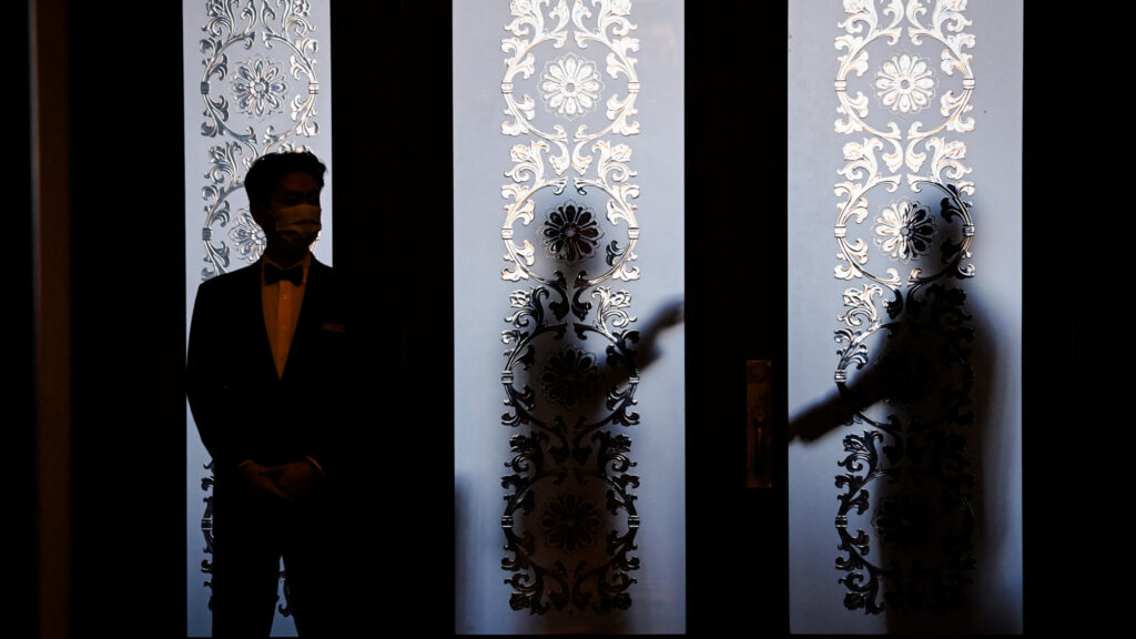 中国共産党の閉ざされた扉の裏で弱体化した習近平