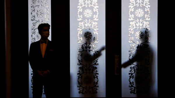 中国共産党の閉ざされた扉の裏で弱体化した習近平