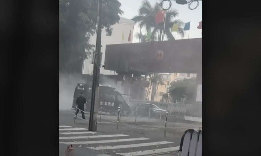 中国で市政府に車突入　真相封殺で異様な沈黙が広がる【動画あり】