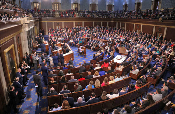 米下院が暫定予算案可決　政府閉鎖43日ぶり終結へ