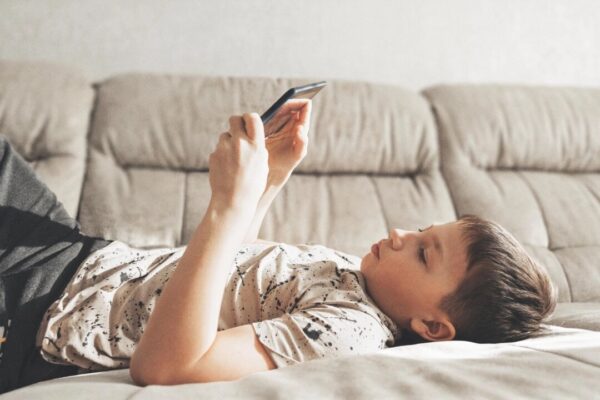 子どもの視力を早期近視から守る