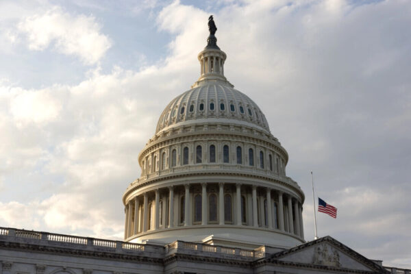 米上院　議事妨害を突破し政府閉鎖終了へ