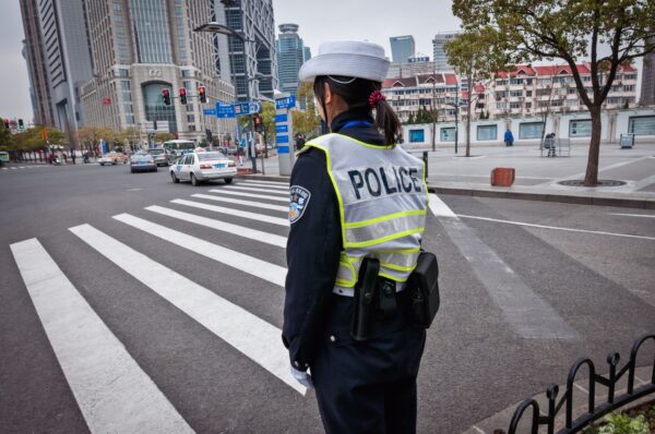 中共の女性警官　バイク事故引き起こし複数の子供が負傷　対応めぐり批判噴出