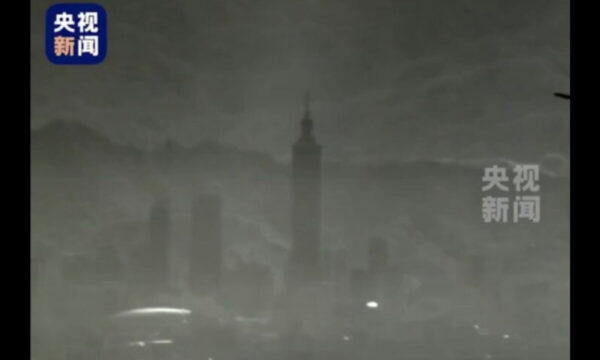 中共軍「ここまで来ている」？　「台北101」見下ろす映像