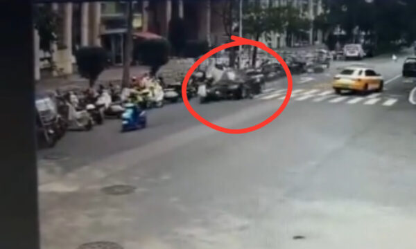 中国で「また」暴走車　当局は「操作ミス」と説明も減速なしの逆走に疑念【動画あり】