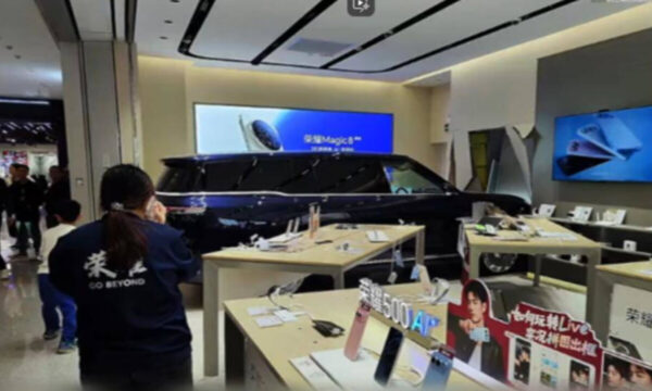 「子供のせい？」　中国商業施設で展示車が暴走【動画あり】