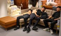 中国経済が減速　若者世代が「寝そべり」「非婚化」