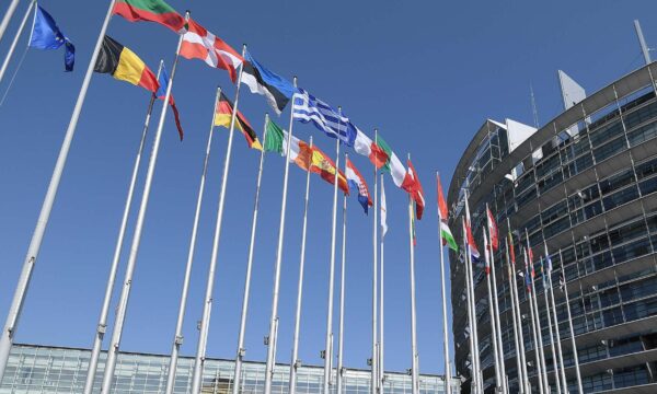 中共依存から脱却へ　多数国が戦略見直し