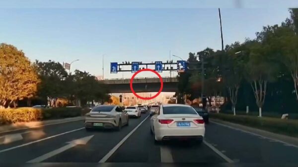 中国・杭州の母子転落　どれほど絶望すれば母が我が子を突き落とすのか【動画あり】