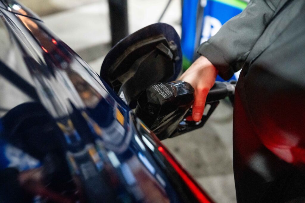 イラク油田再開　原油2％安　米ガソリンも5年ぶり安値