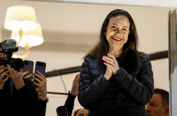 変装脱出劇でノーベル賞受賞　軍検問10か所突破　漁船でカリブ海渡り　マチャド氏オスロ到着