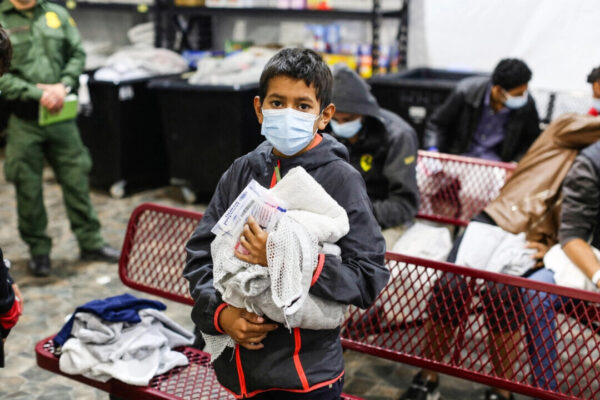 米で行方不明の不法移民児童約13万人の所在確認　「容赦なき正義作戦」展開で