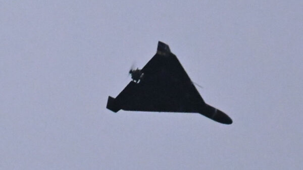 トランプ氏　次の一手を慎重に検討　米軍はイランのドローン群を警戒