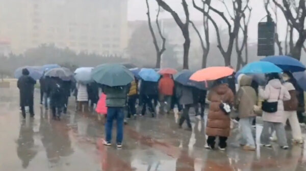 中国地方航空　100人超のパイロットらが政府前抗議