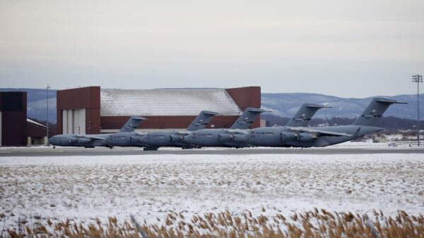 米軍150機出動でマドゥロ氏拘束　ベテラン操縦士「極限の難度」