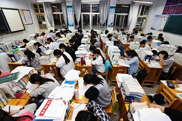 学生の昼寝までカネとるのか！　＝中国・広東省