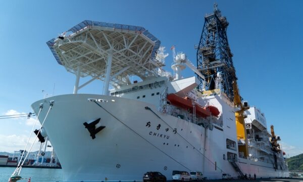 松本文科相　水深6千メートルからレアアース泥の揚泥成功を発表　「ちきゅう」による技術実証