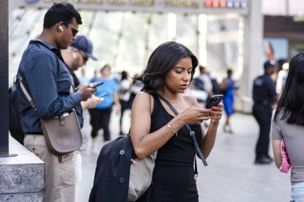 スクリーンに支配されない生活へ　大人のデジタルデトックス