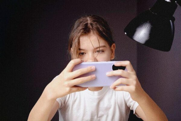 ソーシャルメディア使用が子どもの読解力・記憶力低下に関連