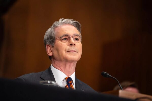 ベッセント氏　イラン指導部は狂ったように資金を国外送金している