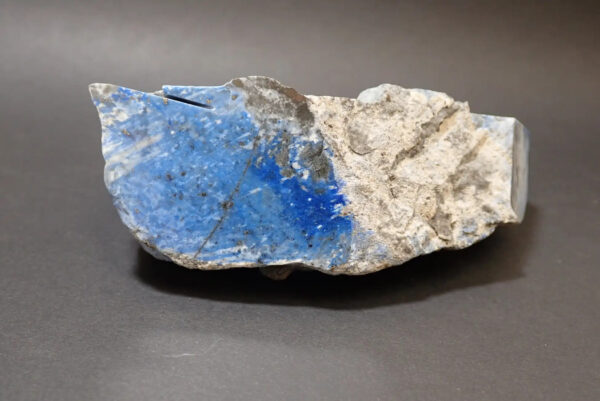 国内初　新潟県糸魚川市で「日本産ラピスラズリ」の産出確認　国立科学博物館が発表