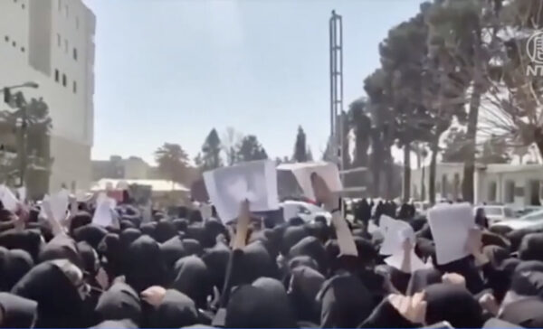 イランで新たな抗議の波　米外交要員がレバノンから撤退