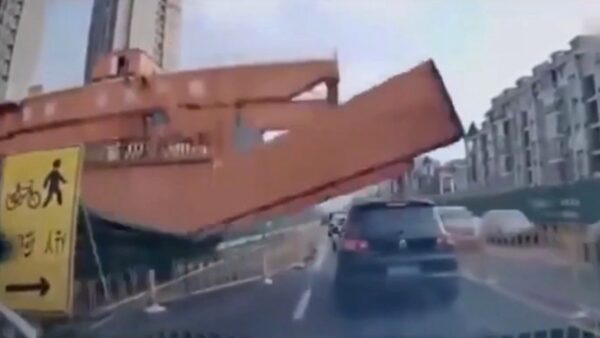 中国地下鉄工事現場でクレーン倒壊　走行中の車に直撃　1死1傷
