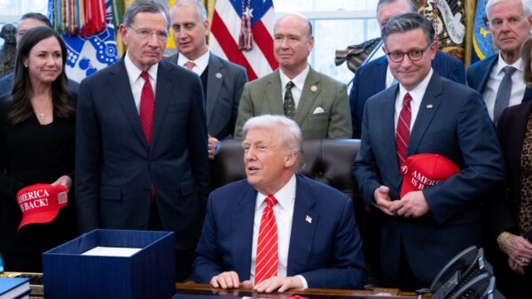 トランプ氏　包括歳出法に署名　台湾防衛支援に14億ドル超