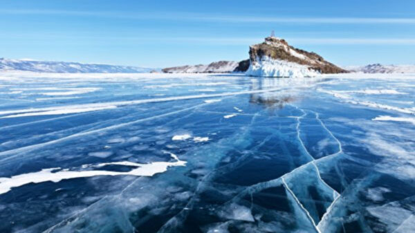 バイカル湖で車が氷の裂け目に転落　中国人観光客7人死