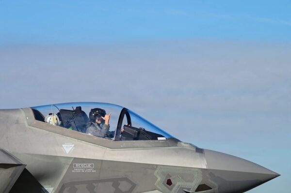 元米F-35教官　中共軍パイロット訓練で逮捕！　武器輸出法違反の衝撃事件