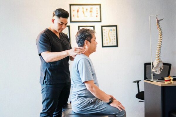 カイロプラクティックは首の痛みに効くのか？　最新科学が示す答え
