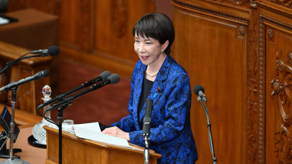 政府　対中関係を再定義　外交青書で格下げ