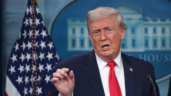 イラン指導部は「交渉中であり　必死に合意を望んでいる」＝トランプ米大統領