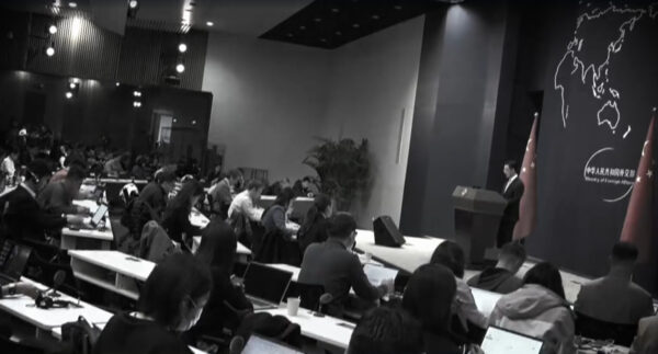 ロシア記者　欧州のプーチン批判巡り　中共外交部に率直に質問