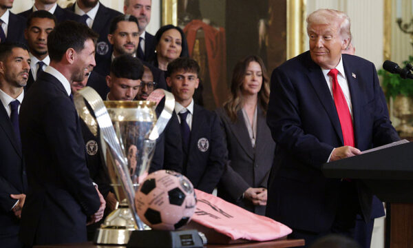 メッシ選手らがホワイトハウス訪問　米トランプ大統領「君はペレより上手いかも」