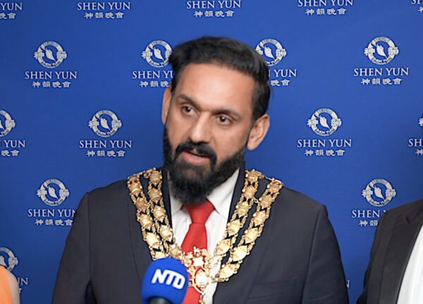 神韻　英国公演が連日完売　ハイウィカム市長が自ら表彰状を贈呈