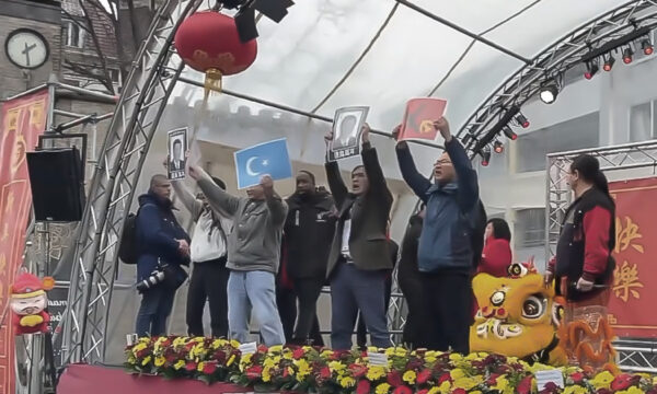 中共主催イベントで抗議　5人が登壇し「共産党倒せ」と叫ぶ