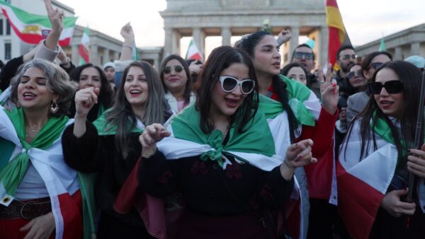 世界中のイラン人が歓喜で「トランプダンス」　ホワイトハウスが動画拡散