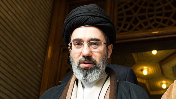 ムジュタバ師が重傷か　写真だけの後継発表が波紋