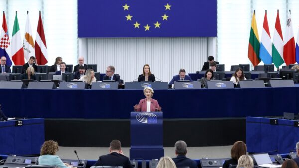 欧州委員長　ロシア産石油回帰を拒否「依存が強まり弱体化」